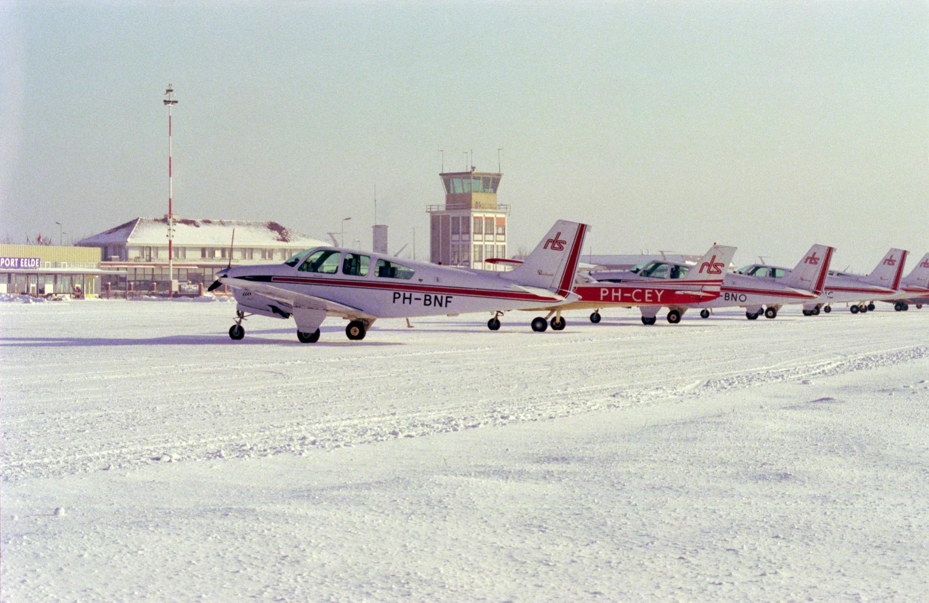 Naam: Flightline 79.jpg
Bekeken: 2800
Grootte: 319,0 KB