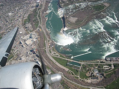 Naam: c140   DC 3 over Niagara.jpg
Bekeken: 587
Grootte: 63,2 KB