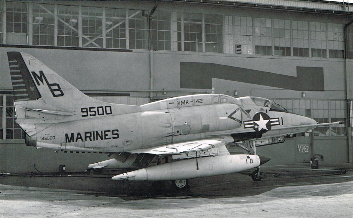 Naam: Foto 312. Douglas A-4L Skyhawk 149500 '1:MB'. VMA-142, USMC, kopie.jpg
Bekeken: 417
Grootte: 132,8 KB