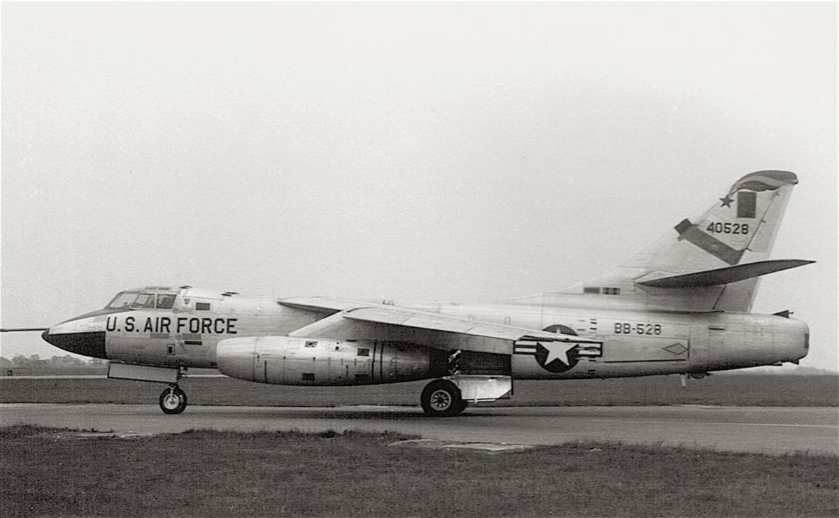 Naam: Foto 396. Douglas RB-66B (40528). USAF, 10 TRW. Alconbury, 1963, kopie.jpg
Bekeken: 555
Grootte: 96,9 KB