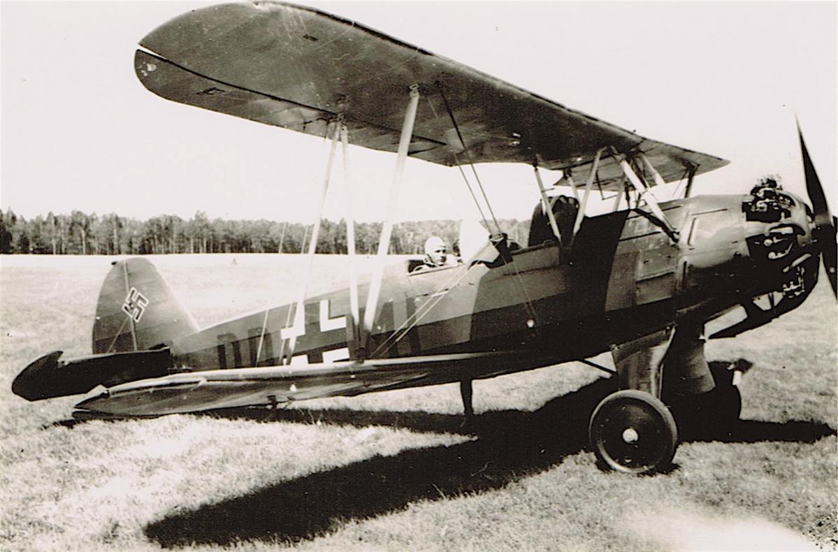 Naam: Foto 376. 'DD+MI'. Focke Wulf Fw 44 Stieglitz, kopie.jpg
Bekeken: 750
Grootte: 123,7 KB