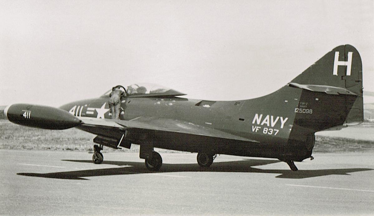 Naam: Foto 422. Grumman F9F-2 Panther (125098). US Navy, VF-837, kopie.jpg
Bekeken: 673
Grootte: 84,7 KB
