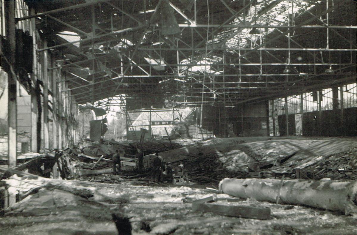 Naam: Foto 3. Fokker fabriek na bombardement, kopie.jpg
Bekeken: 2743
Grootte: 160,7 KB