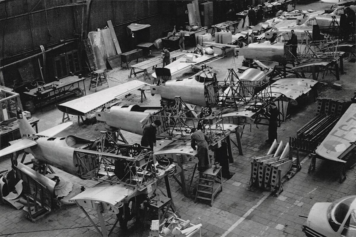 Naam: Foto 5. Fokker fabriek, werk aan Harvards, kopie.jpg
Bekeken: 1464
Grootte: 185,7 KB