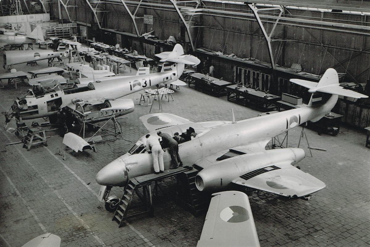 Naam: Foto 8. Fokker fabriek, licentiebouw Meteors 4, kopie.jpg
Bekeken: 1384
Grootte: 161,2 KB