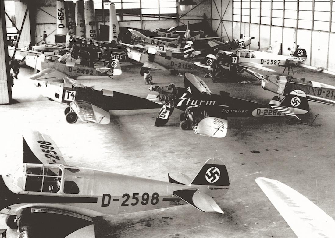Naam: Foto 355. D-2598, D-2264, D-2597, D-2115, D-2492 en andere in Berlin Tempelhof hangar, augustus .jpg
Bekeken: 965
Grootte: 137,1 KB