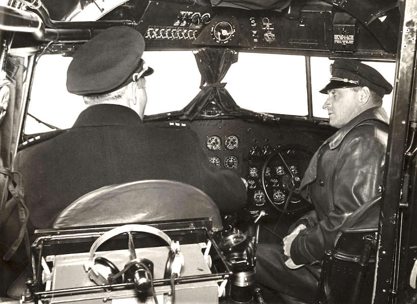 Naam: De %22Uiver-bemanningsleden%22 in de cockpit van de Douglas DC-2, links Parmentier en rechts Mol.jpg
Bekeken: 686
Grootte: 75,3 KB