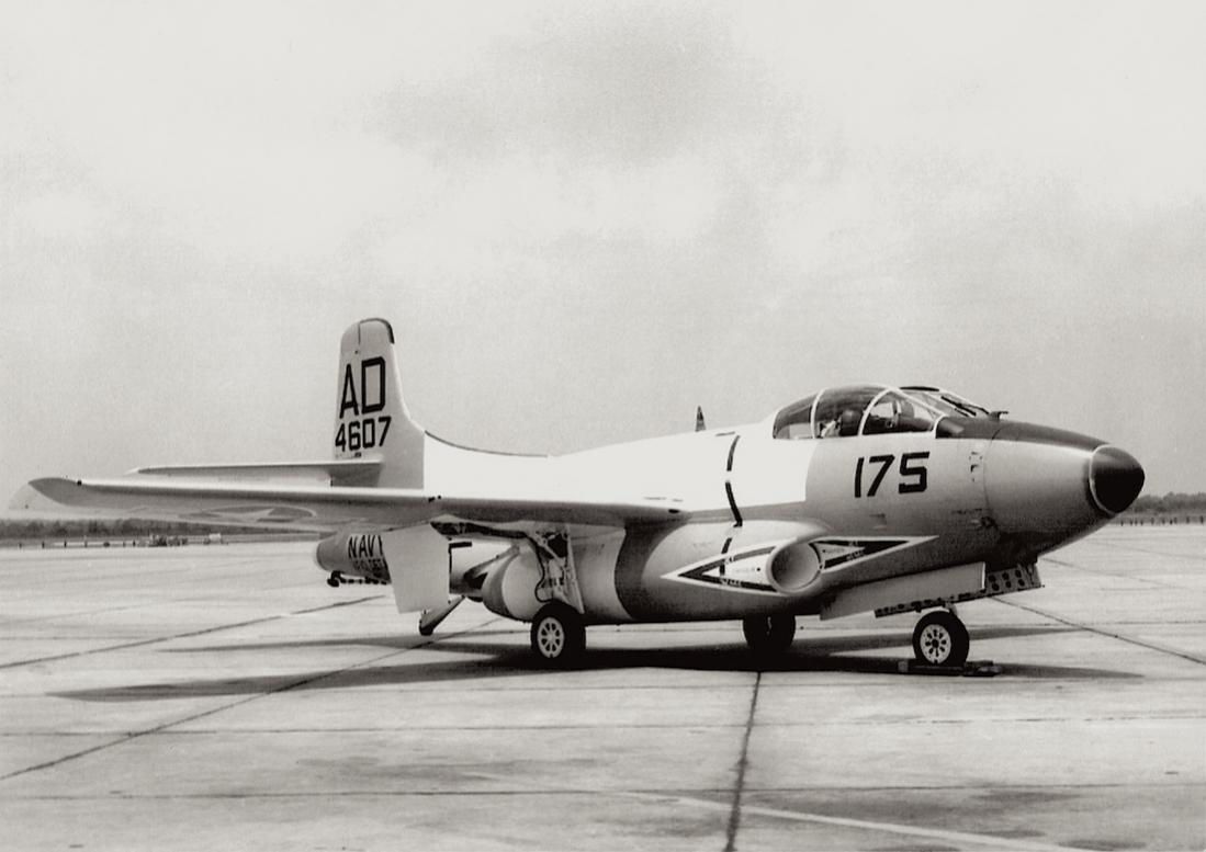 Naam: Foto 540. Douglas F3D-2T2 Skyknight (124607) of VF-101 Det.A in 1961, kopie 1100.jpg
Bekeken: 345
Grootte: 71,6 KB