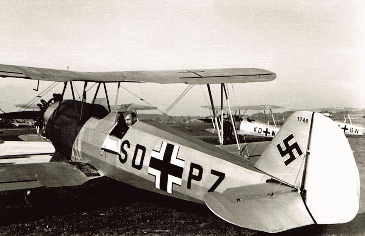 Naam: Foto 469. SD+PZ Focke-Wulf Fw 44 Stieglitz, W.Nr. 1748. Komt niet voor in oude LEMB-Stkz.lijst.jpg
Bekeken: 641
Grootte: 123,6 KB