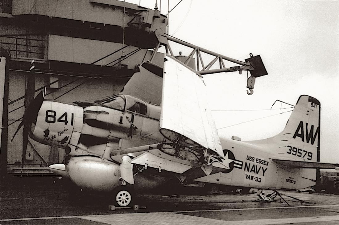 Naam: Foto 561. Douglas AD-5W (139579) on USS Essex (1961). US Navy, VAW-33, kopie 1100.jpg
Bekeken: 445
Grootte: 119,7 KB