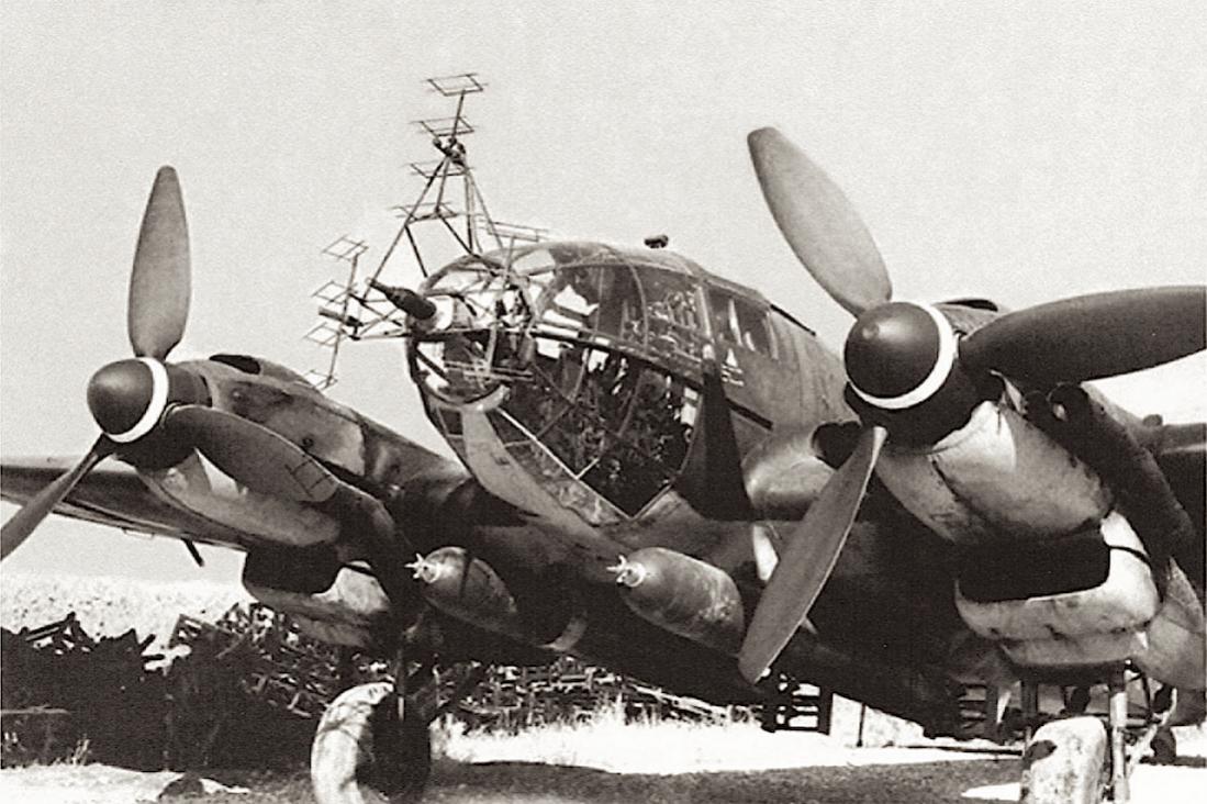 Naam: Foto 480. He 111 met FuG 200 Hohentwiel radar, torpedo's en 20 mm MG FF kanon, 1943, kopie 1100.jpg
Bekeken: 556
Grootte: 123,4 KB