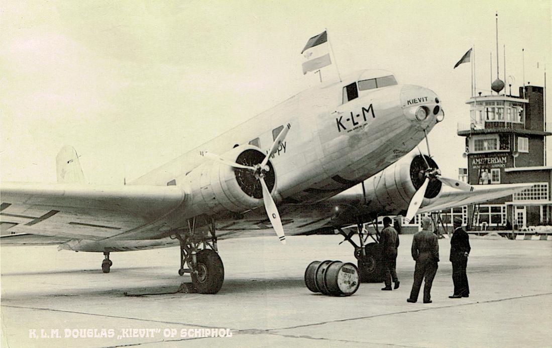 Naam: Kaart 716. PH-AKI 'Kievit'. Douglas DC-2 'Kievit', 1940 als Beute naar Duitsland als D-ADBK, kop.jpg
Bekeken: 563
Grootte: 103,8 KB
