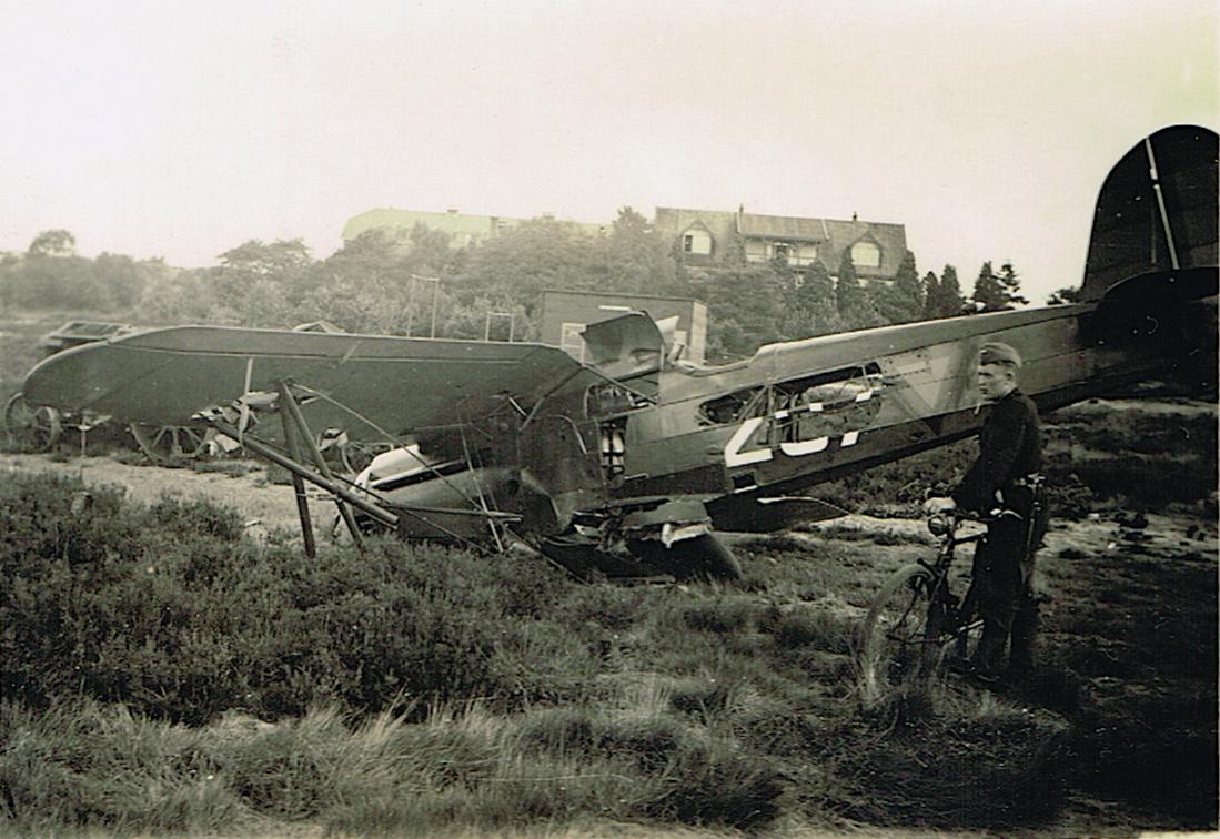 Naam: Foto 100. Wrak Fokker D.XVII '207' op Soesterberg kopie.jpg
Bekeken: 1174
Grootte: 127,9 KB