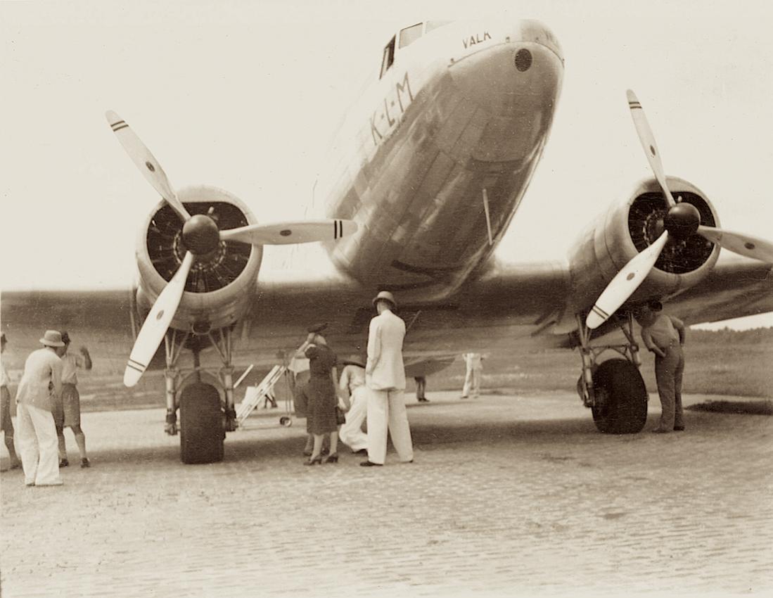 Naam: Foto 199. Douglas DC-3 PH-ALV %22Valk%22 ergens in de tropen, kopie 1100.jpg
Bekeken: 1020
Grootte: 92,8 KB