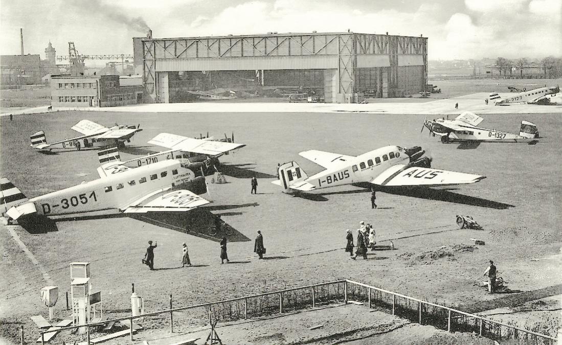 Naam: Foto 416. Mnchner Flughafen auf dem Oberwiesenfeld (1931-1969). Aufnahme um 1934.jpg
Bekeken: 775
Grootte: 164,0 KB