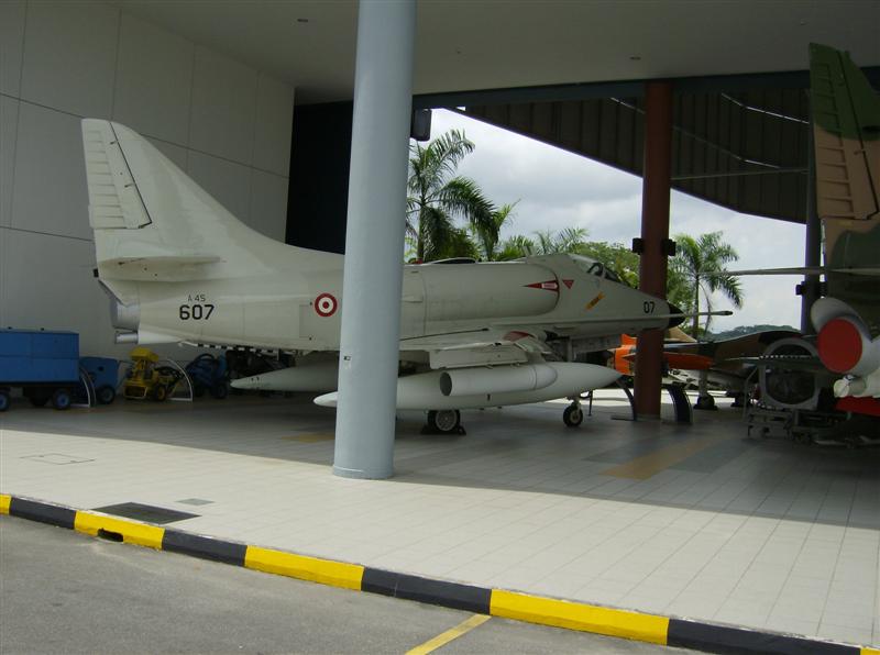 Naam: Singapore Air Force Museum at Paya Lebar 10.jpg
Bekeken: 595
Grootte: 53,6 KB