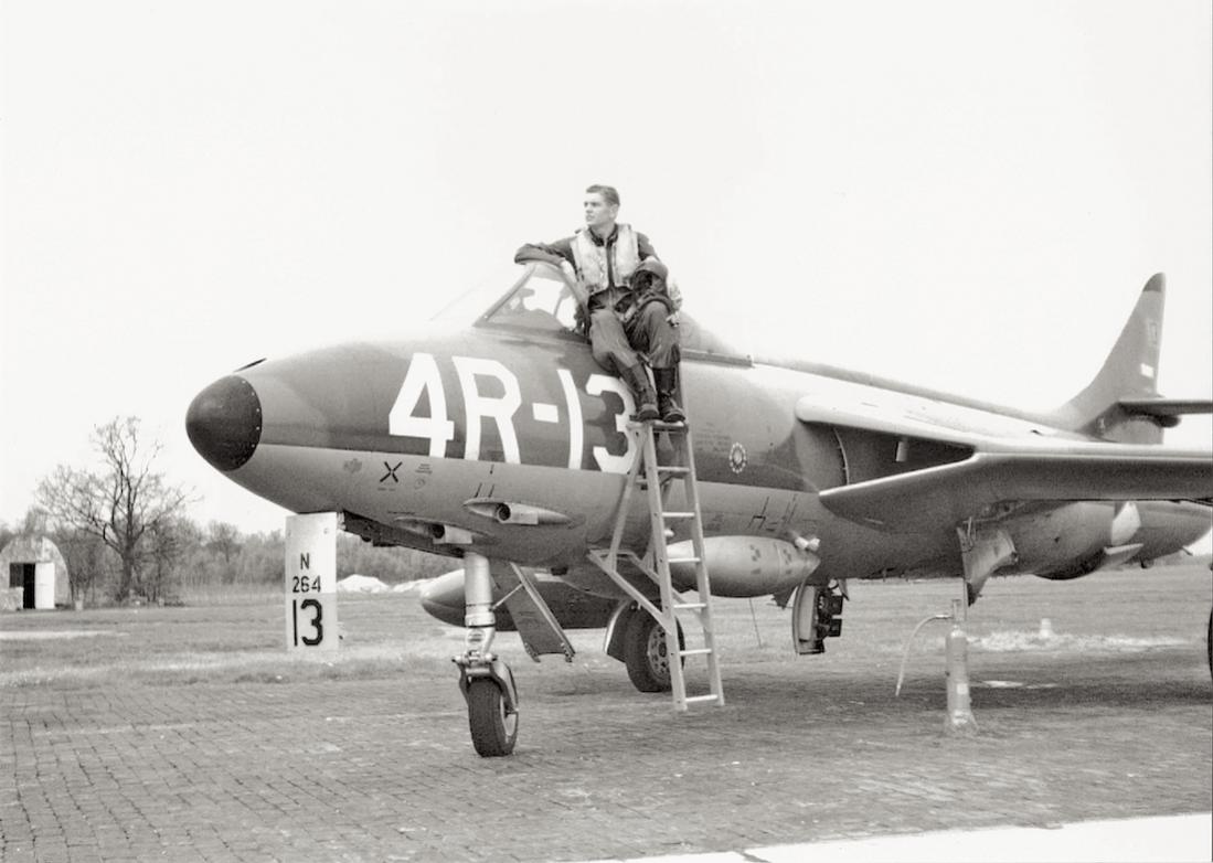 Naam: Foto 159. '4R-13' ('N-264'). Hawker Hunter F.Mk.6 van 325 Squadron.jpg
Bekeken: 697
Grootte: 82,7 KB