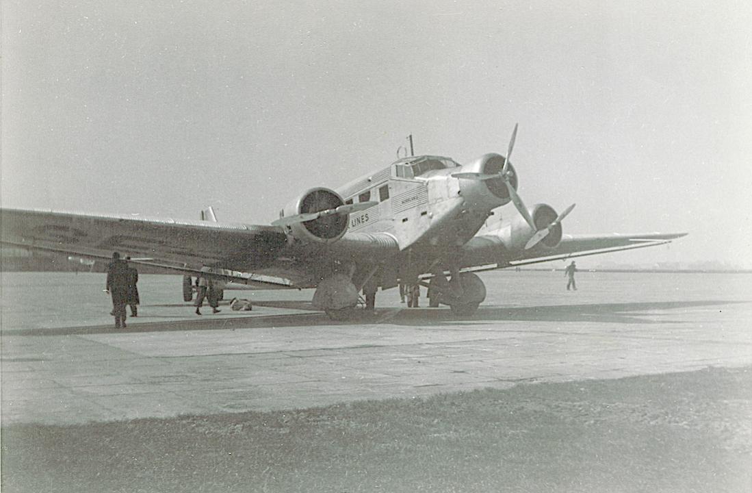Naam: Foto 1. SE-ABA. Junkers Ju 52. Grotere afdruk. Schiphol 28.3.1937, 400 dpi.jpg
Bekeken: 6001
Grootte: 92,5 KB