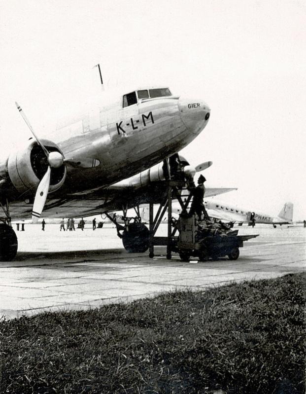 Naam: Foto 3. DC-3 PH-ARG 'Gier', Schiphol.jpg
Bekeken: 6737
Grootte: 81,2 KB