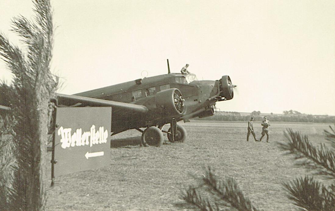 Naam: Foto 494. Ju-52 met draaiende motoren en bord 'Wetterstelle'.jpg
Bekeken: 663
Grootte: 92,5 KB