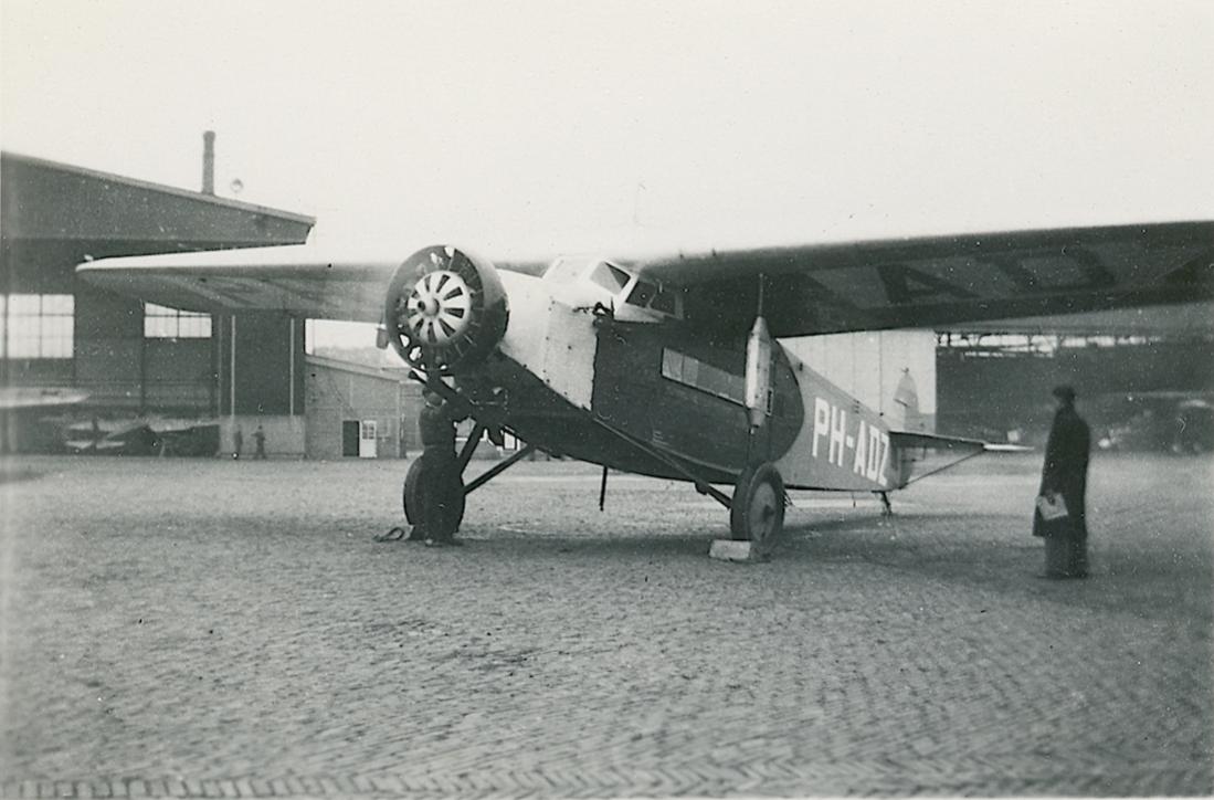 Naam: Foto 48. Foutieve tekst bij foto. K.L.M. Fokker-vliegtuig 'Zwaluw' op Waalhaven Rotterdam. 1100 .jpg
Bekeken: 905
Grootte: 88,5 KB