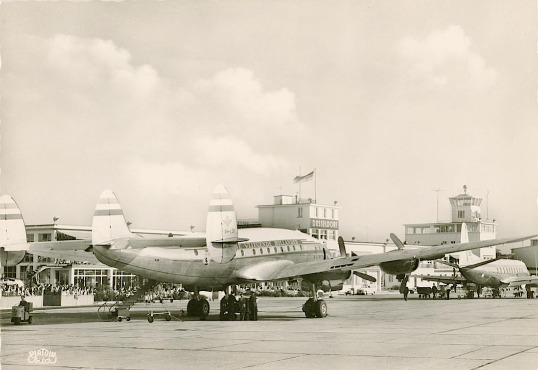 Naam: Kaart 740. PH-LDK 'Amsterdam' (eerder PH-TDK) Lockheed Constellation L-749 op de luchthaven van .jpg
Bekeken: 1051
Grootte: 77,5 KB