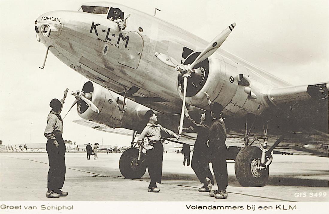 Naam: Kaart 742. PH-AKT 'Toekan', Douglas DC-2 en Volendammers in klederdracht.jpg
Bekeken: 1034
Grootte: 112,5 KB