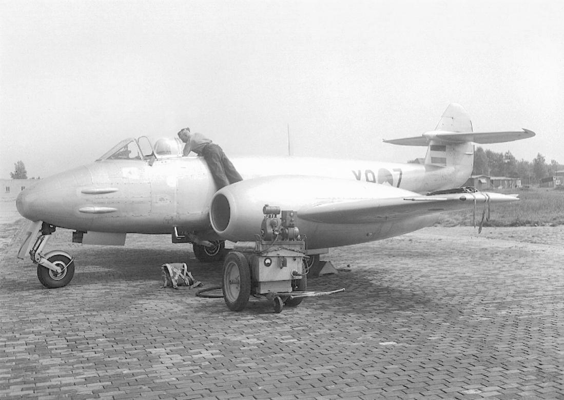 Naam: Foto 172. 'Y9-7'. Gloster Meteor F.Mk.4 van 323 Squadron kopie.jpg
Bekeken: 858
Grootte: 108,5 KB