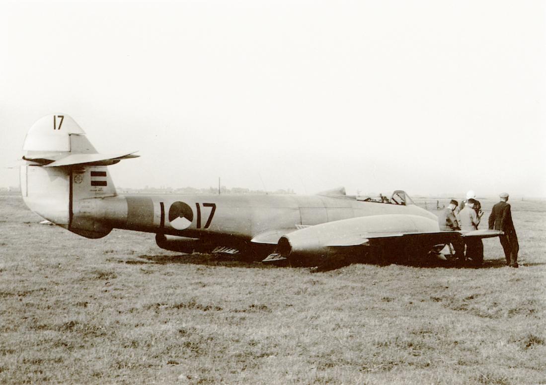 Naam: Foto 173. 'I-17' (WH202, ex RAF). Gloster Meteor F.Mk.7. Noodlanding bij Durgerdam op 11.06.1953.jpg
Bekeken: 836
Grootte: 89,4 KB