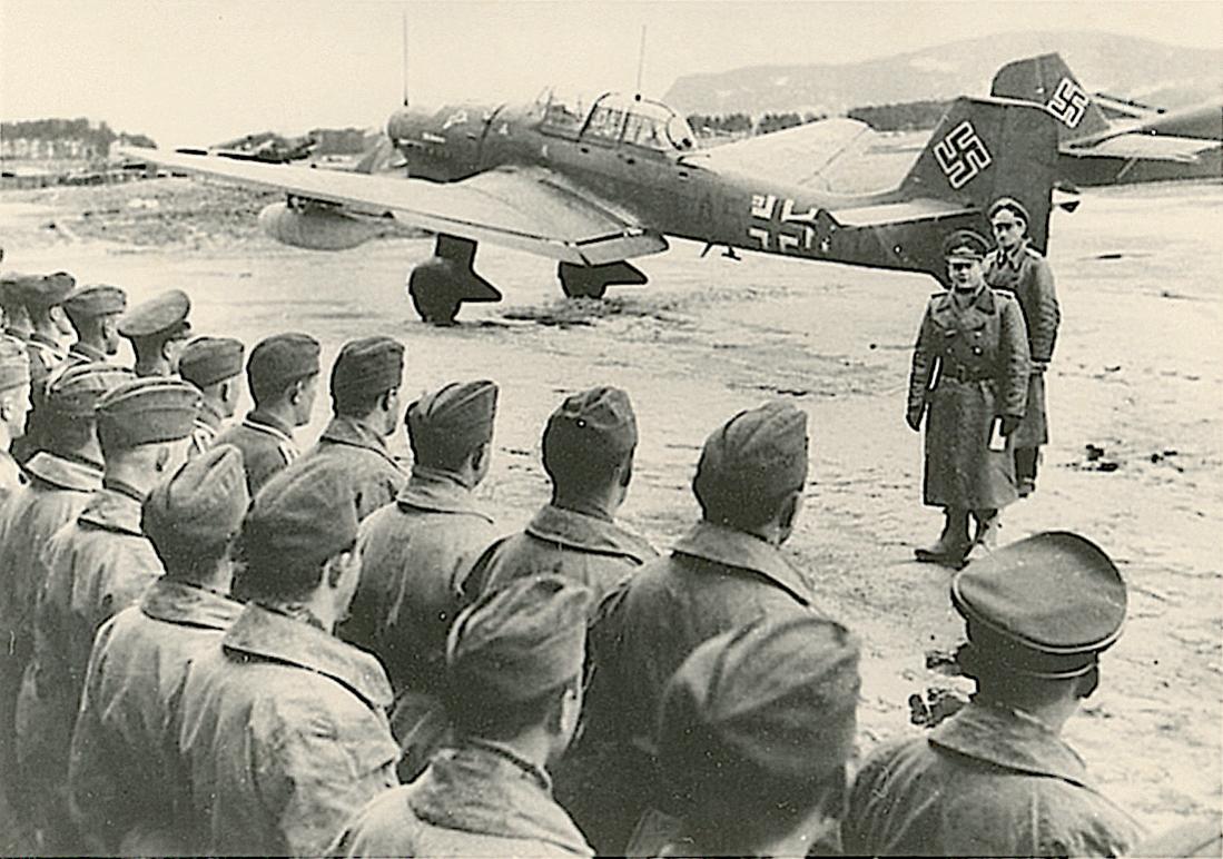 Naam: Foto 501. Personeel van St.G 1 (Geschwaderkennung A5), later SG 1, aangetreden met Stuka en Ju 5.jpg
Bekeken: 936
Grootte: 138,8 KB