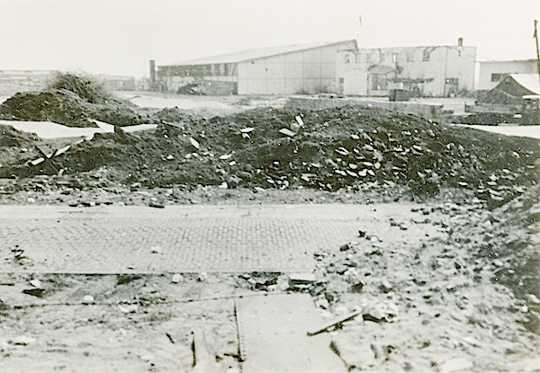 Naam: Foto 79. Ypenburg na het eerste bombardement. 10 Mei 1940. 600 breed.jpg
Bekeken: 528
Grootte: 437,4 KB