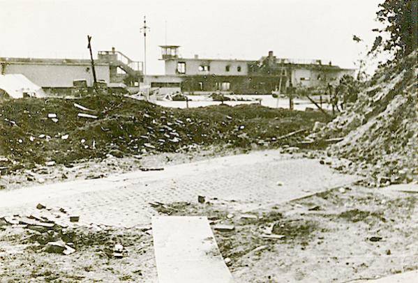 Naam: Foto 80. Ypenburg na het eerste bombardement 3 uur 's morgens. 10 Mei. 600 breed.jpg
Bekeken: 499
Grootte: 56,9 KB