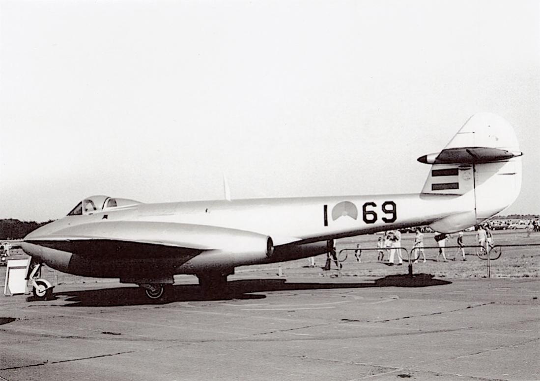 Naam: Foto 177. 'I-69'. Gloster Meteor F.Mk. 4. 1100 breed.jpg
Bekeken: 1078
Grootte: 80,3 KB