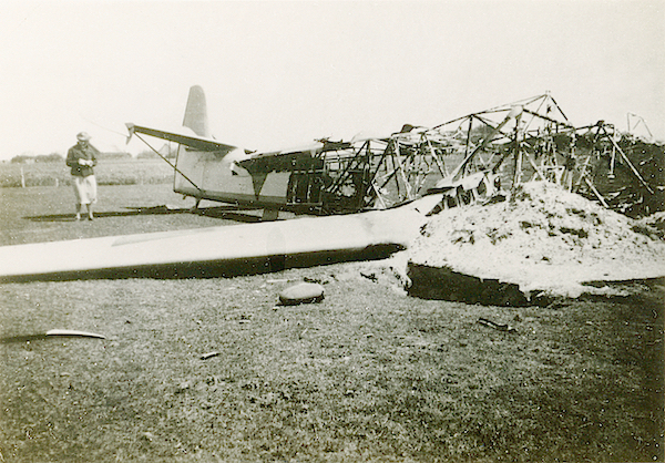 Naam: Foto 103. Txt bij foto. Door eigen strijdmacht in brand geschoten Focke Wuf machine. 14 Mei 1940.jpg
Bekeken: 1129
Grootte: 466,2 KB