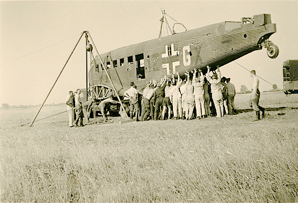 Naam: Foto 105. Geen tekststrip. Bergen van de Junkers Ju 52:3m '1Z+GX' van KGzbV 1 (v.a. 6:39, daarvo.jpg
Bekeken: 1094
Grootte: 438,1 KB