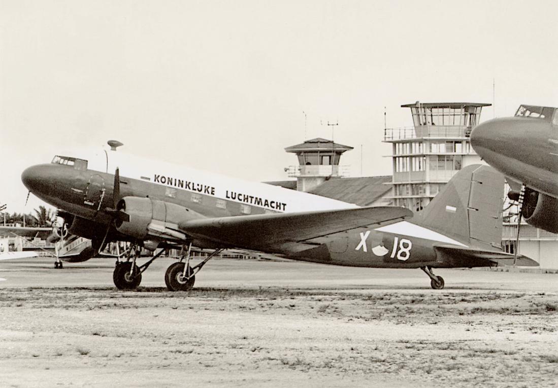 Naam: Foto 179. 'X-18'. Douglas C-47B Dakota in NNG. 1100 breed.jpg
Bekeken: 1939
Grootte: 102,8 KB