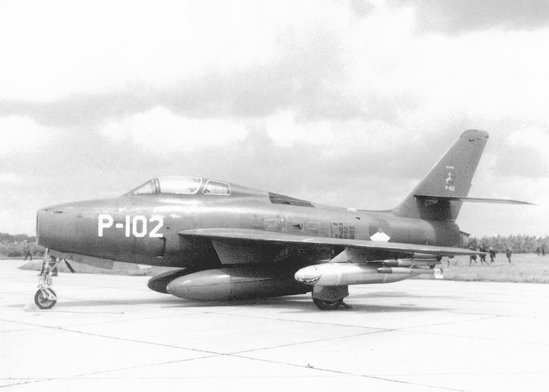 Naam: Foto 181.  'P-102'. Republic F-84F Thunderstreak. 1100 breed.jpg
Bekeken: 1257
Grootte: 71,2 KB