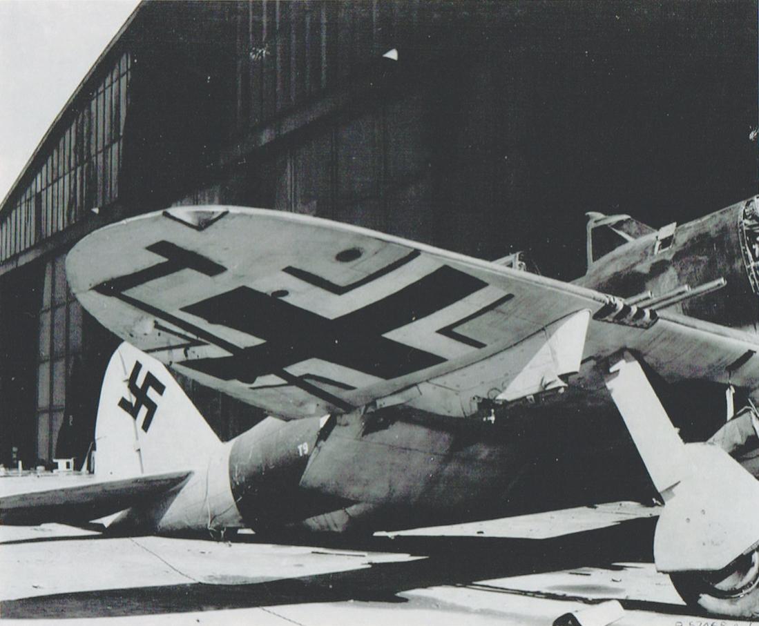 Naam: Foto 504. Captured P-47D Thunderbolt (serial 42-75971, T9+LK) of the Zirkus Rosarius. (4). 1100 .jpg
Bekeken: 882
Grootte: 104,9 KB
