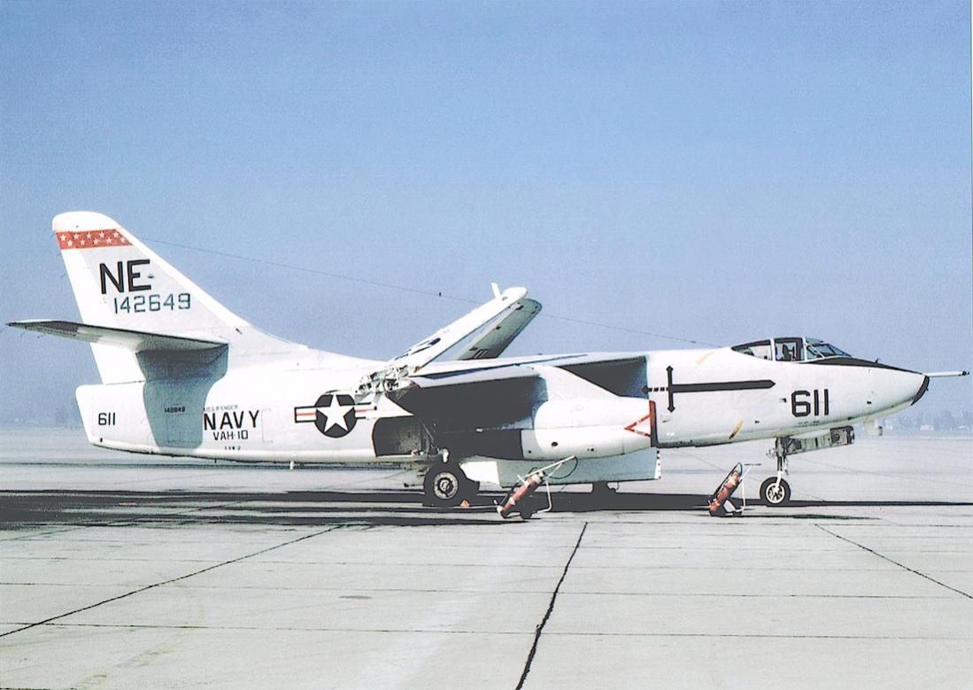Naam: Foto 687. Douglas A3D-2 Skywarrior (s:n 142649), redesignated A-3B in 1962. Converted to KA-3B b.jpg
Bekeken: 964
Grootte: 92,8 KB