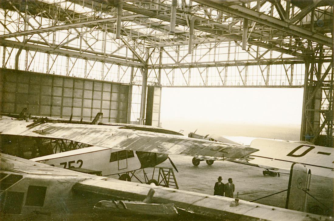 Naam: Foto 438. Hangar met o.a. 'D-752' Fokker-Grulich F.II:F.IIb. 1100 breed.jpg
Bekeken: 774
Grootte: 153,9 KB