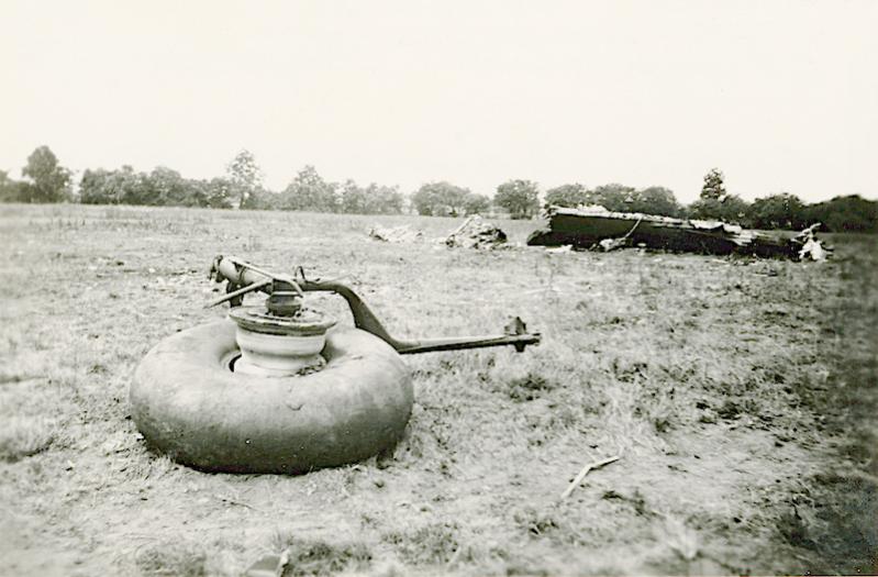 Naam: Foto 119. 1940-06:17-18. N 1463 (L-GE). Culemborg. Tekststrook = Engelse bommenwerper. Linker la.jpg
Bekeken: 833
Grootte: 62,4 KB