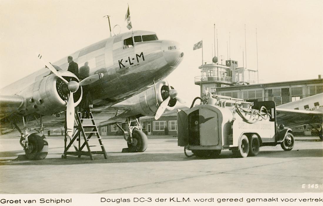 Naam: Kaart 769. DC-3 'Ibis' en tankwagen op Schiphol. 1100 breed.jpg
Bekeken: 1142
Grootte: 90,2 KB