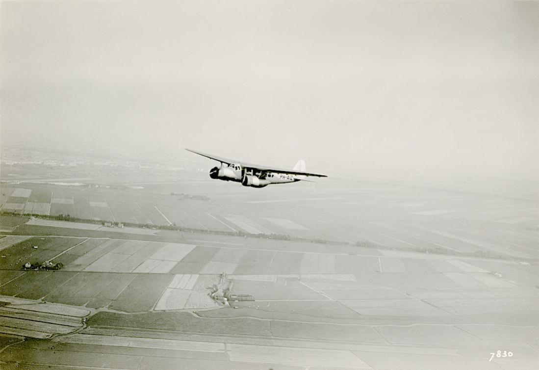 Naam: Foto 210. 'PH-AIZ'. Fokker F.XX %22Zilvermeeuw%22. 1100 breed.jpg
Bekeken: 1022
Grootte: 57,8 KB
