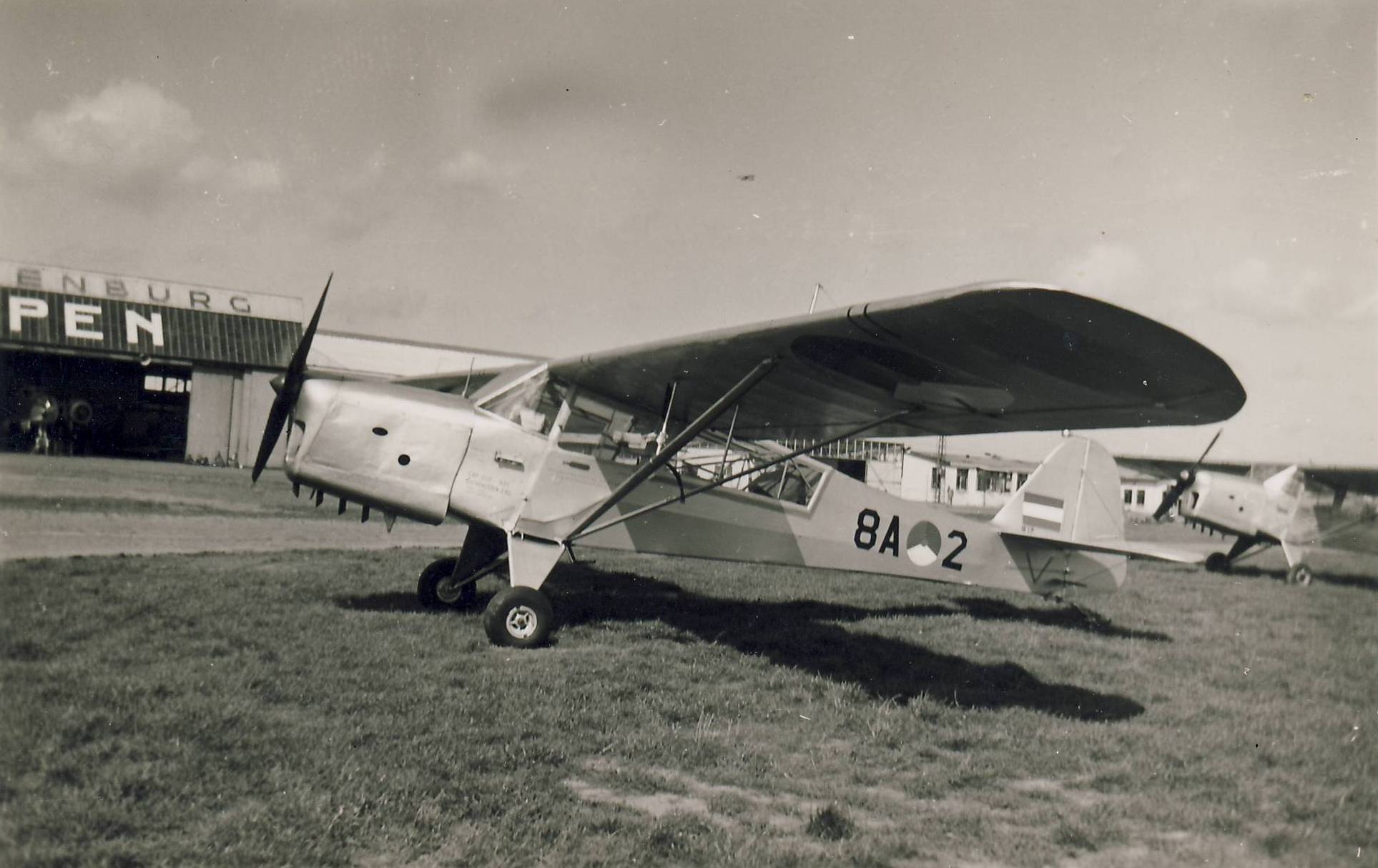 Naam: Auster v.d. Luchtmacht, Ypenburg 1951.JPG
Bekeken: 1845
Grootte: 193,2 KB