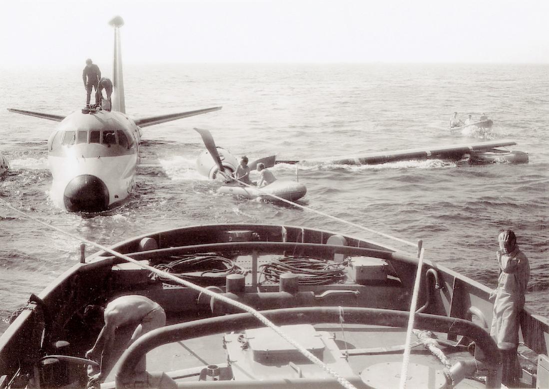 Naam: #320. 15.08.1973. Breguet Atlantic '257' 1,5 km west van Wassenaar in zee geraakt, wordt klaar g.jpg
Bekeken: 645
Grootte: 120,8 KB