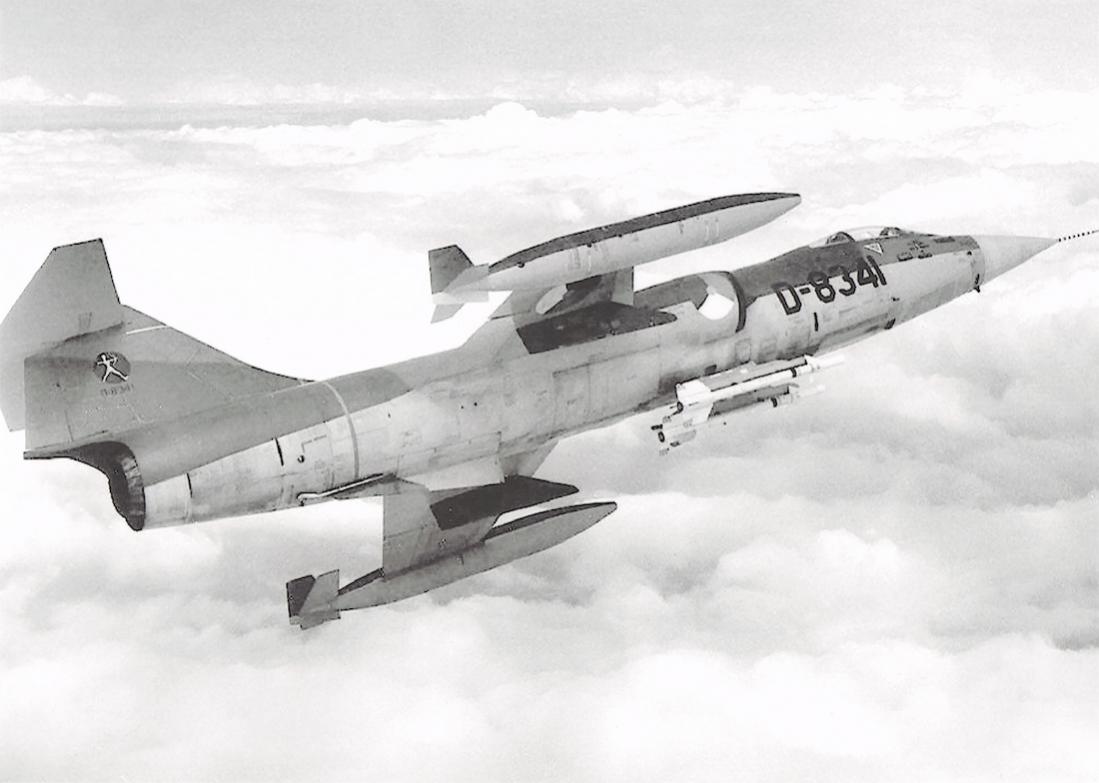 Naam: Foto 200. 'D-8341'. Lockheed F-104G Starfighter. 1100 breed.jpg
Bekeken: 759
Grootte: 67,8 KB