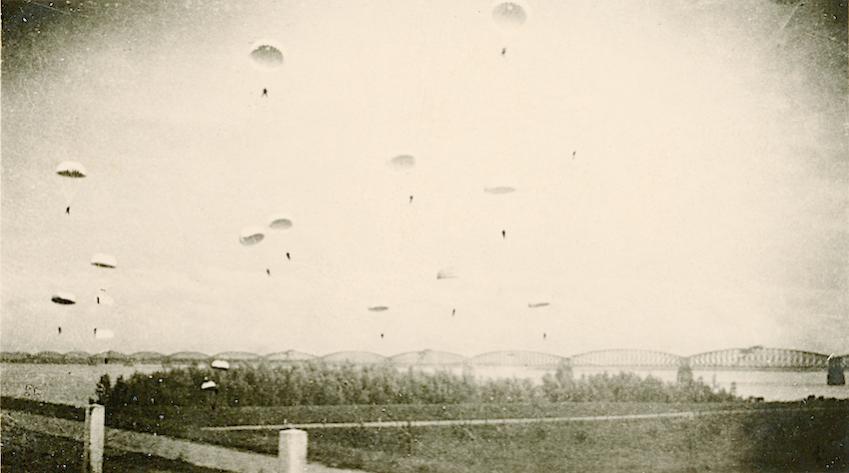 Naam: Foto 143. Moerdijk, lucht vol para's met brug op achtergrond -3a. 850 breed.jpg
Bekeken: 421
Grootte: 39,6 KB