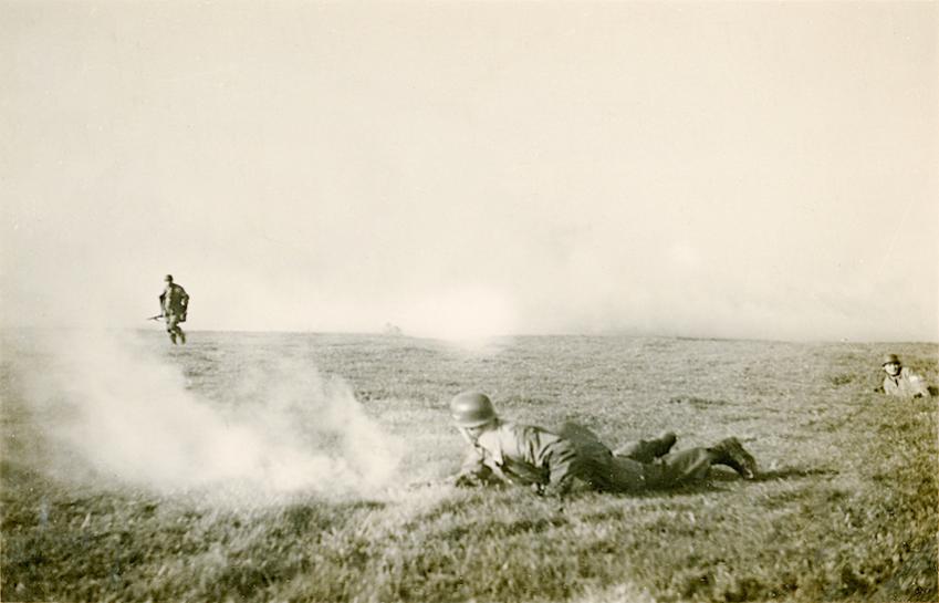 Naam: Foto 146. Moerdijk, para's rukken op 2, -6. 850 breed.jpg
Bekeken: 432
Grootte: 44,7 KB