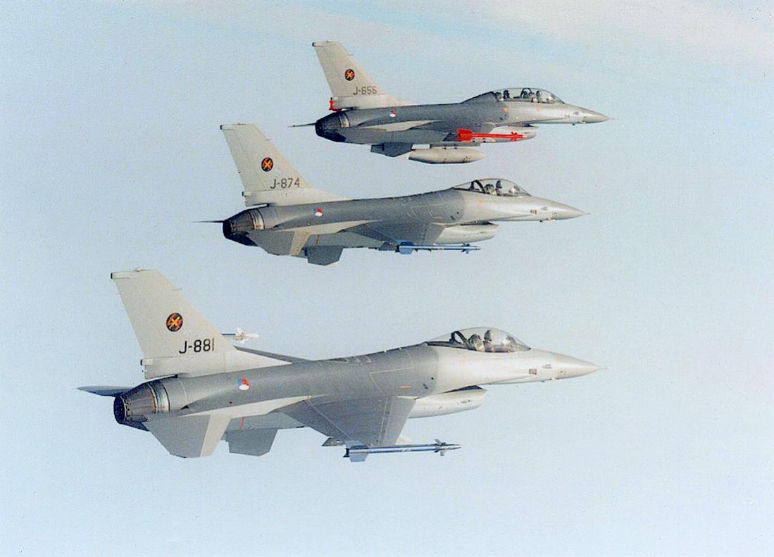 Naam: Foto 204. Formatie F-16A en -B. 'J-881', 'J-874' en 'J-656'. 1100 breed.jpg
Bekeken: 934
Grootte: 80,2 KB