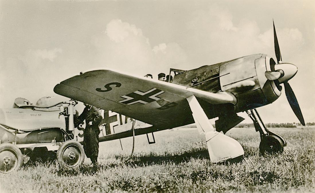 Naam: Foto 526. SB+IA. Focke Wulf Fw190 A-0:U3. WNr.0021. Larger wing. Erprobungsstaffel 190. 1100 bre.jpg
Bekeken: 915
Grootte: 117,8 KB